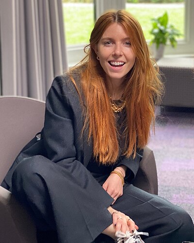 866px-Stacey_Dooley_and_Turi_King_DNAFS_(cropped)