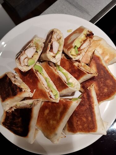 Tortilla mit mariniertem Hänchen, Avocado und Käse