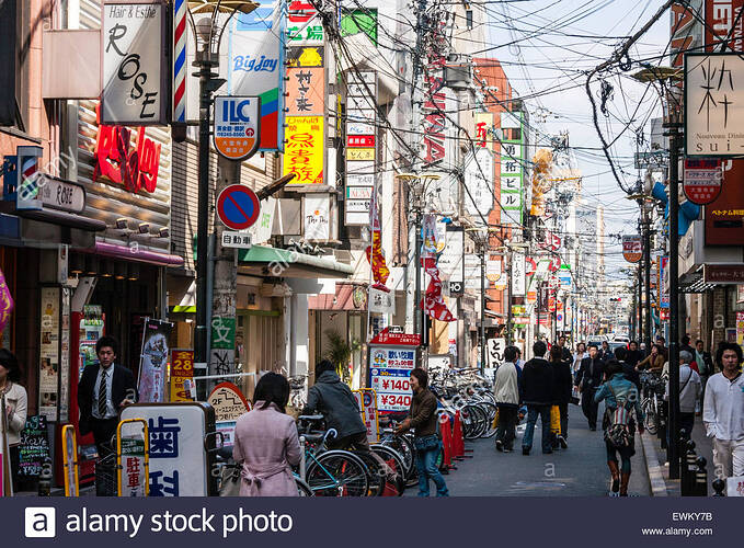 japan-osaka-dotomburi-narrow-shopping-street-lots-of-clutter-overhead-EWKY7B