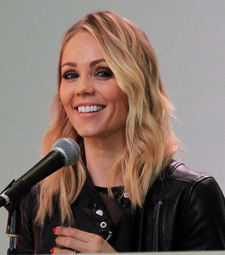 Laura_Vandervoort_-Space_City_2016-_Smallville_panel