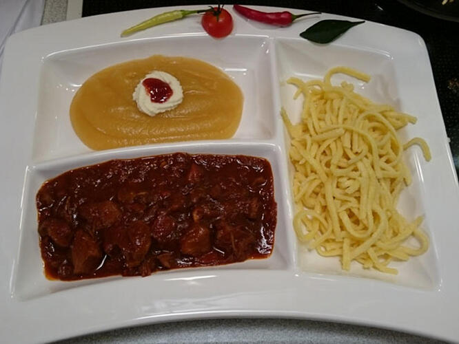 papeto-gulasch-mit-butter-spaetzle-und-apfelmus-rezept-bild-nr-2543