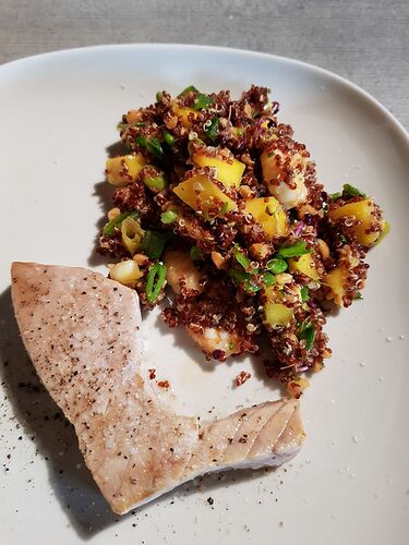 Thunfischsteak mit Quinoa-Mango-Lauch-Chili-Salat