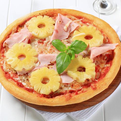 pizza-mit-schinken-und-ananas-die-beliebte-pizza-hawaii-