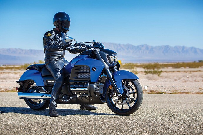 2014-honda-valkyrie-02