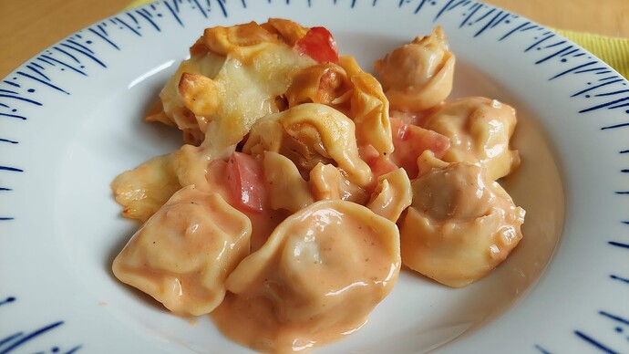 Tortelliniauflauf auf Teller