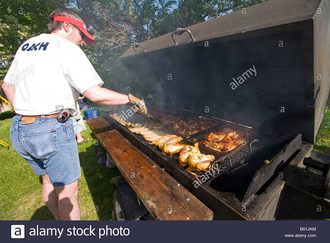 ein-mann-grillen-fleisch-auf-einem-grossen-outdoor-grill-in-lincoln-nebraska-usa-juni-2006-b01jkm