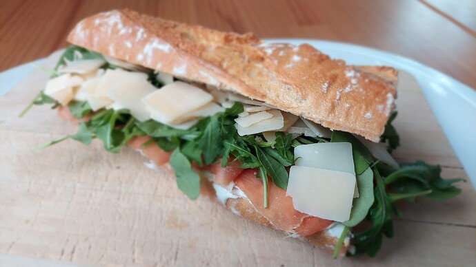 Baguette mit Schinken, Rucola und Parmesan