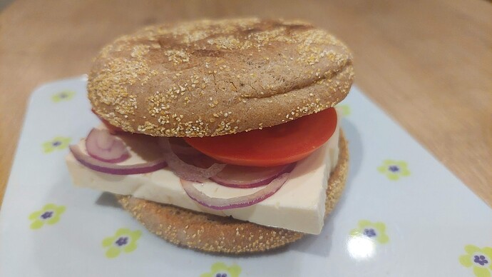 Toastie mit Feta, Tomate und Zwiebeln