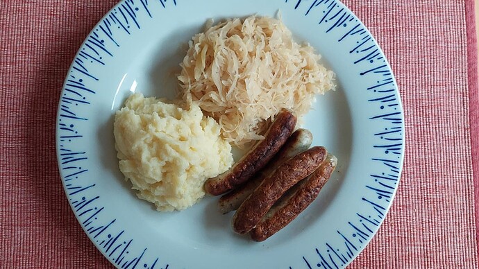 Nürnberger mit Sauerkraut und Kartoffelpüree