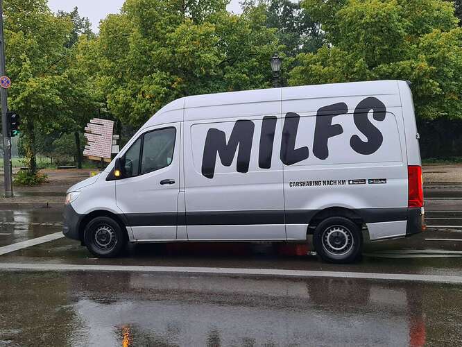 33824323-miles-milfs-mietwagen-carsharing-vandalismus-kosten-probleme-buchstaben-weggkratzen-2ubqhA1aEse9