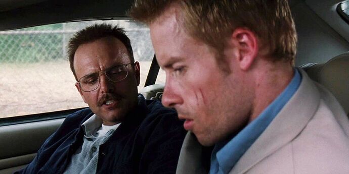 Joe-Pantoliano-and-Guy-Pearce-in-Memento