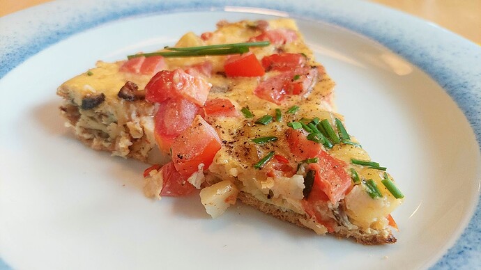 Teil vom Omelette auf Teller
