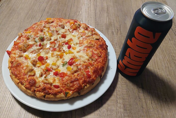 Pizza und Knabe Malz