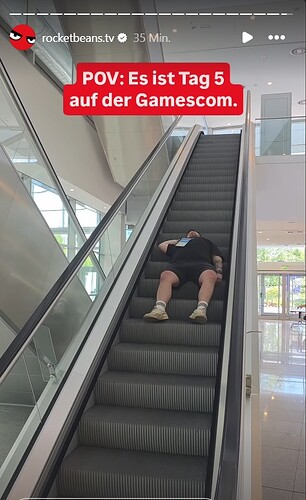 Vitus liegt auf der Rolltreppe
