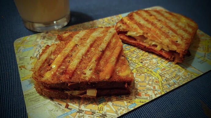 Salami-Käse-Brot mit Bananenmilch