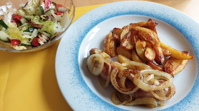 Bratwurst mit Kartoffelspalten