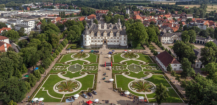 paderborn-schloss-neuhaus-005-benteler-landesgartenschau-luftaufnahme-luftbild-paderborn-schloss-neuhaus-schlosspark-sportfest-wasserschloss-weserrenaissance-1