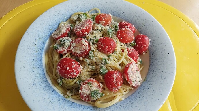 Spaghetti mit Tomaten, Basilikum und Parmesan