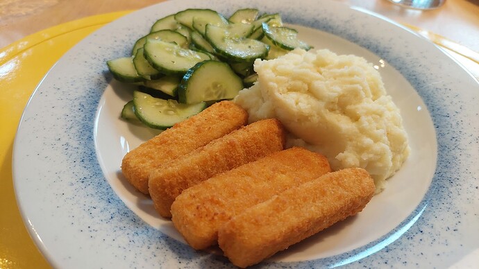 Vischstäbchen mit Kartoffelpüree und Gurkensalat