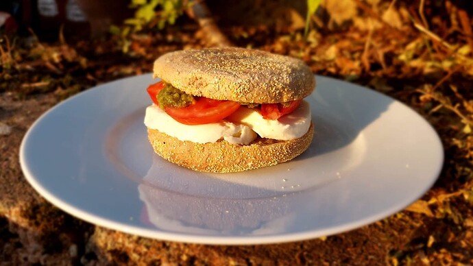 English muffin mit Mozarella, Tomaten und Pesto