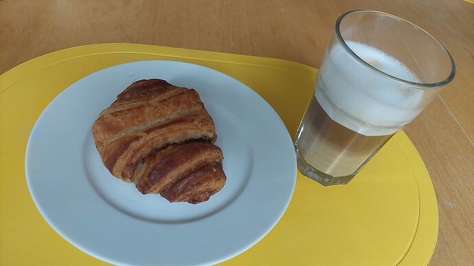 Franzbrötchen mit Latte macchiato