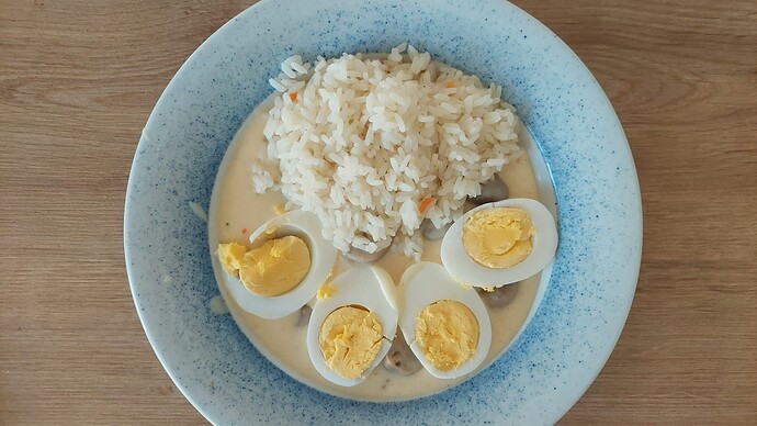 Eier mit Soße und Reis