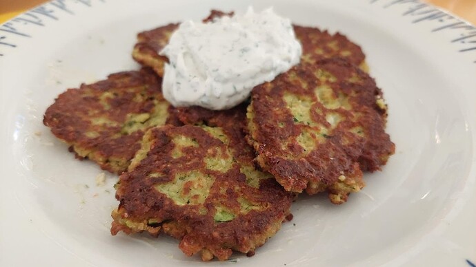 fünf Zucchini-Puffer mit Kräuterquark