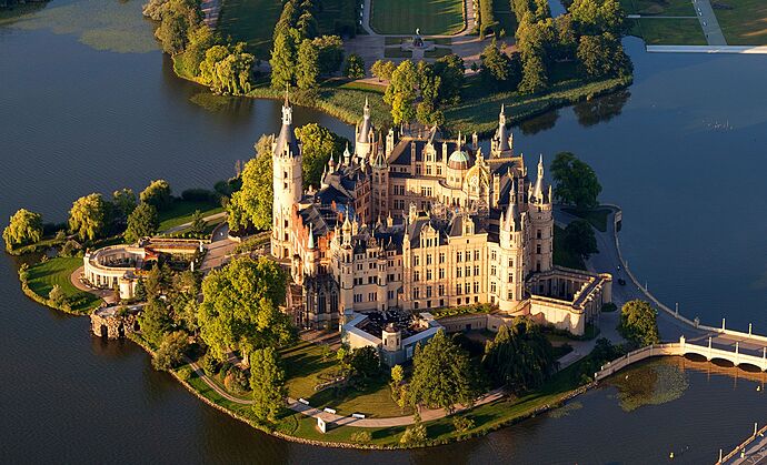 Schwerin_Castle_Aerial_View_Island_Luftbild_Schweriner_Schloss_Insel_See_(cropped)