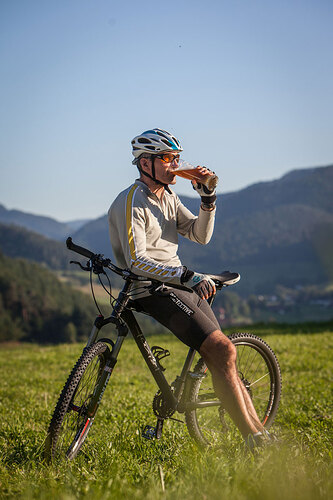 Mountainbiker_trinkt_Weizen_2_web