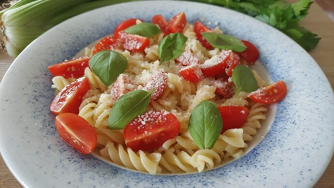 Nudeln mit Tomaten, Basilikum und Parmesan