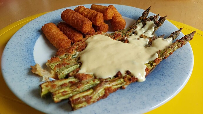 Panierter grüner Spargel mit Kroketten und Sauce Hollandaise