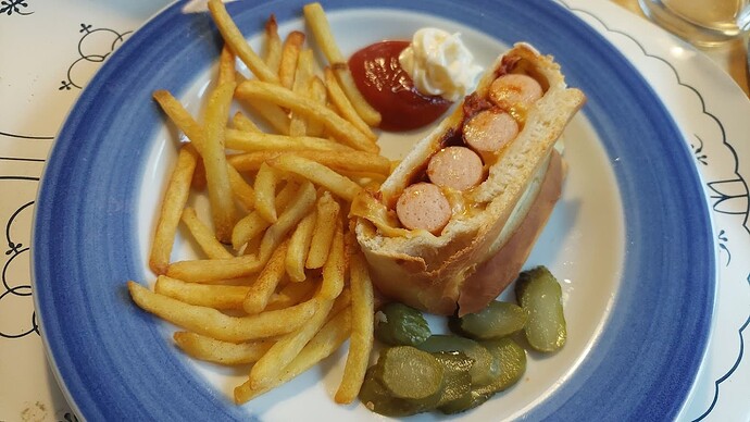 Hot-Dog-Strudel und Pommes