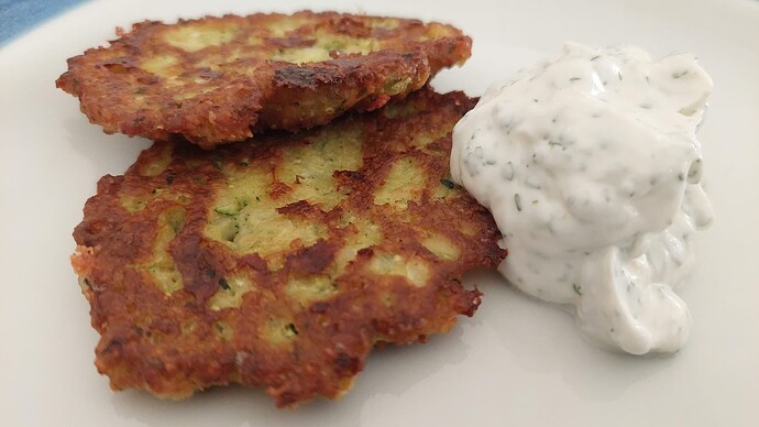 zwei Zucchini-Puffer mit Kräuterquark