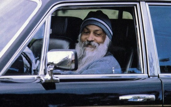 Osho-driving-Rolls-Royce