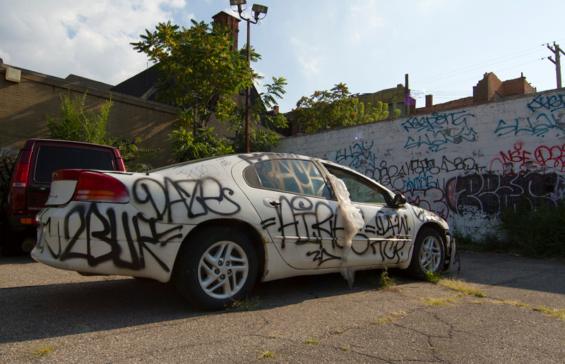 Тег машин. Теги на машине. Машина "граффити". Вандализм на машине. Граффити надписи на машине.